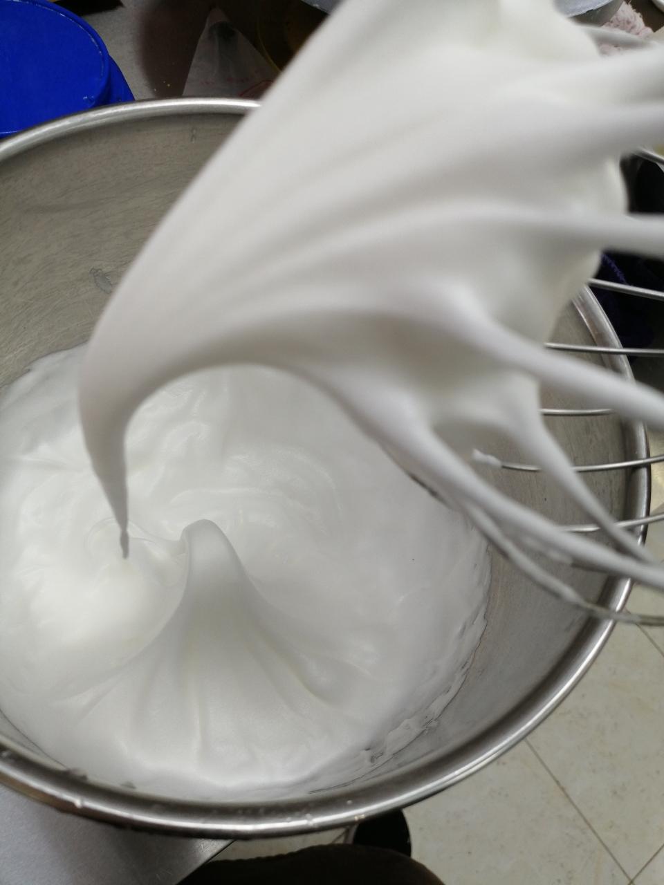 草莓抱抱蛋糕卷、附上詳細(xì)花邊擠法的做法 步驟4