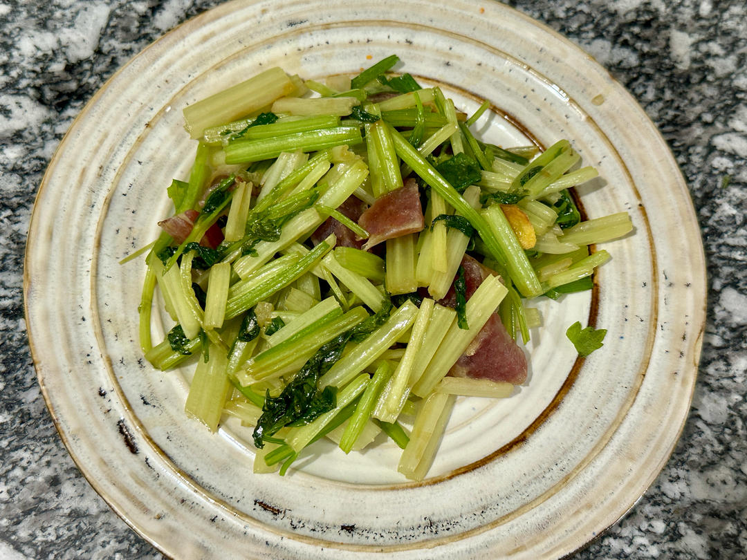 腊肠炒芹菜