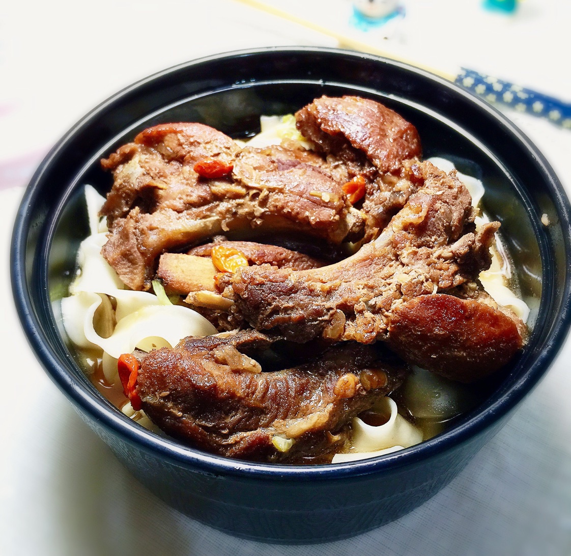 小样儿小小样儿做的红烧排骨面