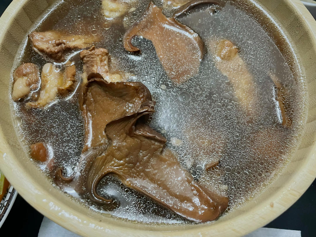 牛肝菌炖排骨汤