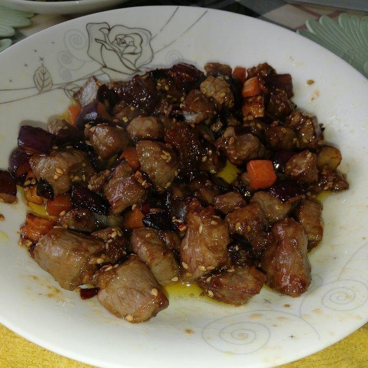 孜然洋葱炒牛肉粒