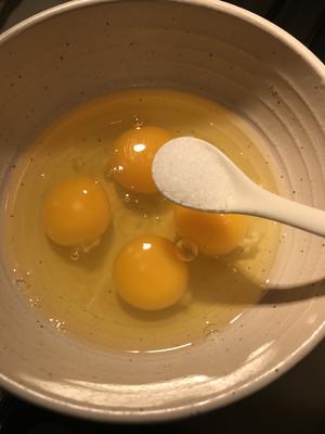堂妈小厨——香椿芽厚蛋烧的做法 步骤6