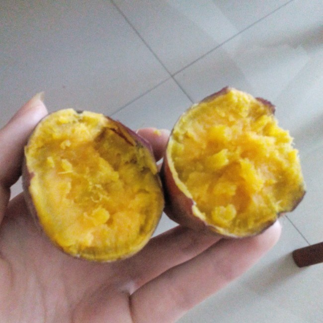 保鲜膜大法版微波炉烤红薯