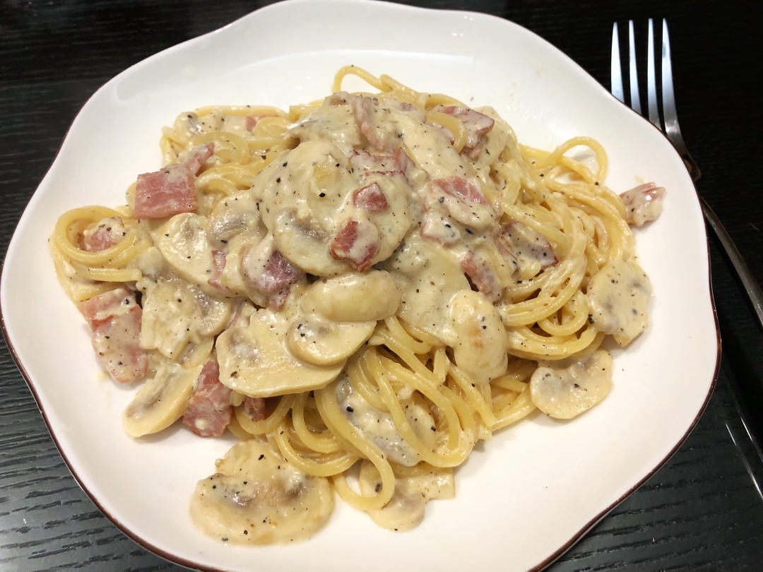 用牛奶代替奶油的                培根蘑菇意大利面🍝 Creamy bacon       mushroom fettuccine