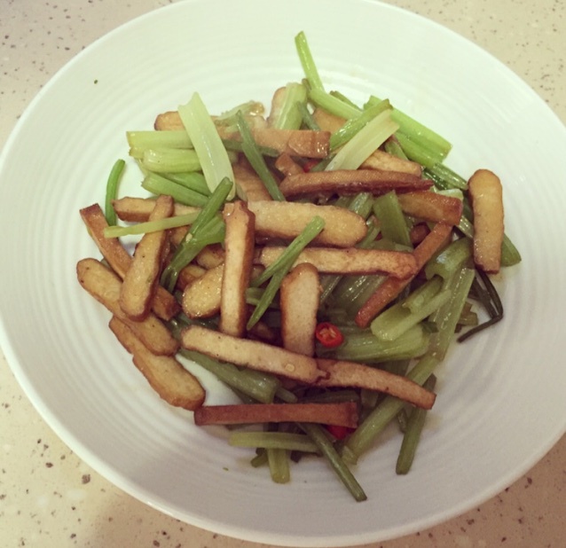 素菜：芹菜炒豆腐干