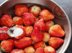 炒草莓的做法 步骤1