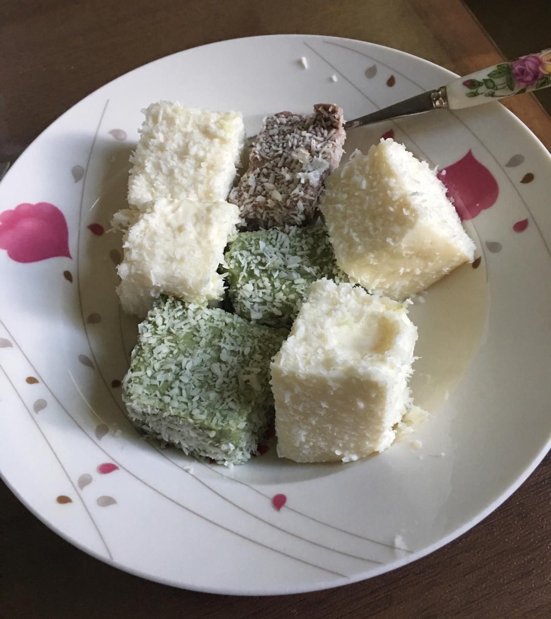 【视频】85度C 椰蓉牛奶小方～不用烤箱的夏日甜点