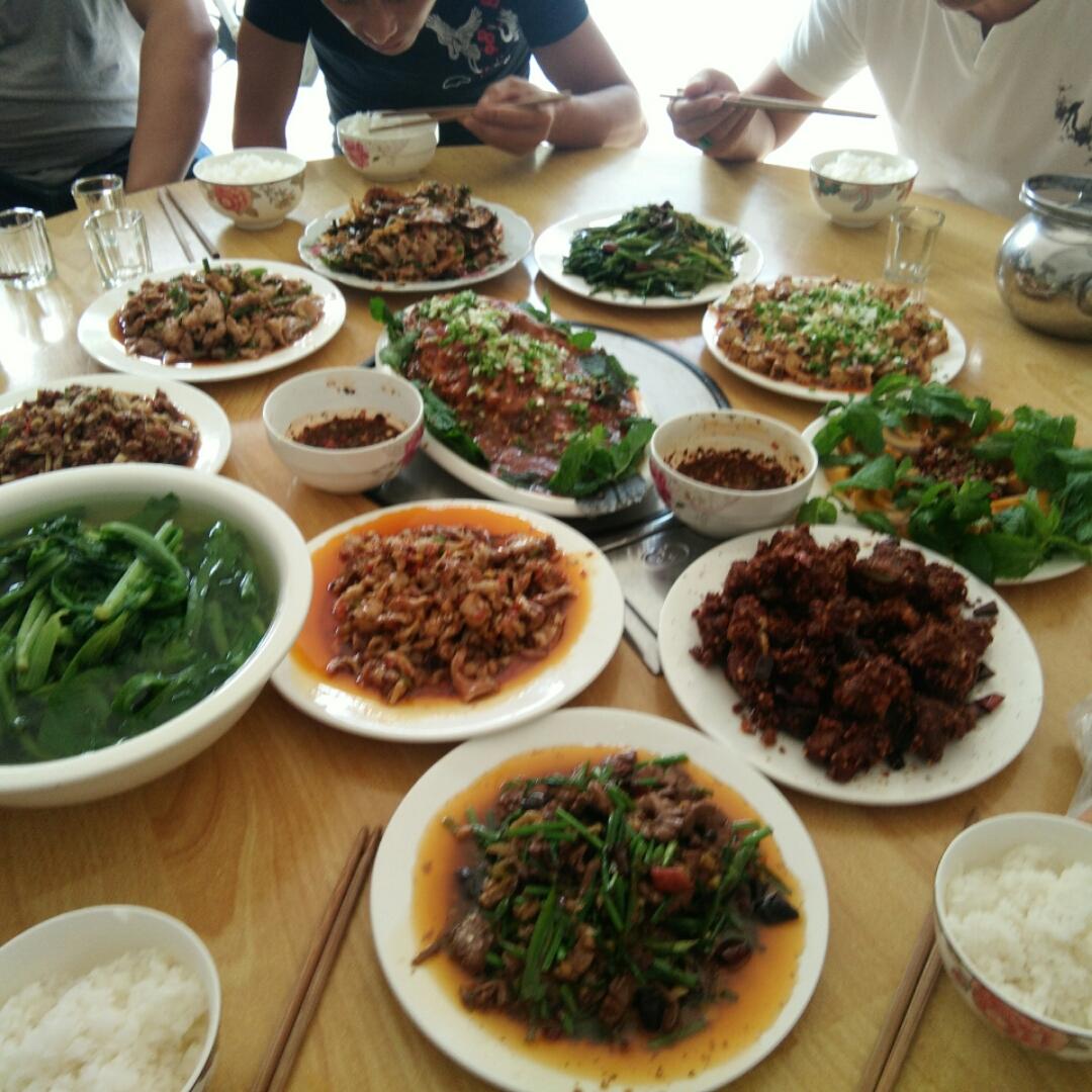 一个小吃货丽