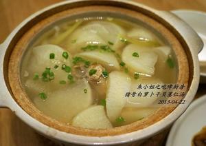 猪骨白萝卜干贝薏仁汤的做法 步骤4