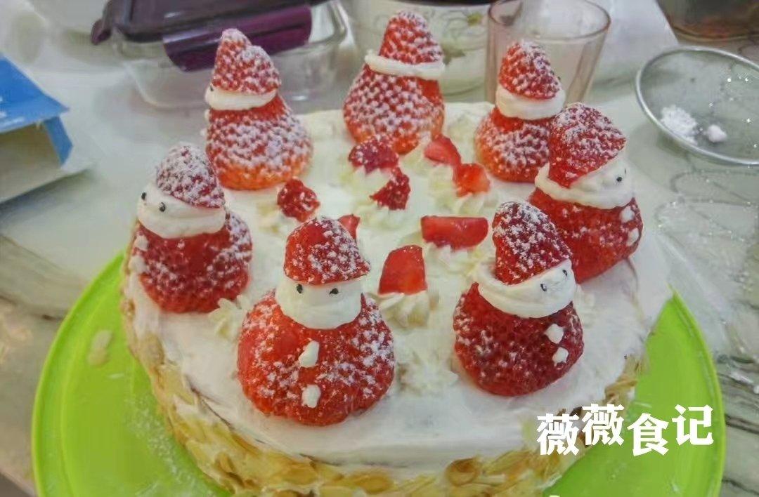 孩子们喜欢的泡芙草莓蛋糕来了