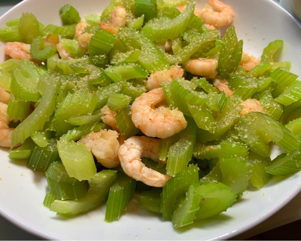 怎样炒出饭店级别的幼嫩西芹（附正确的西芹处理手法）