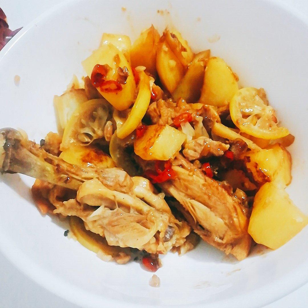 鸡腿炖土豆