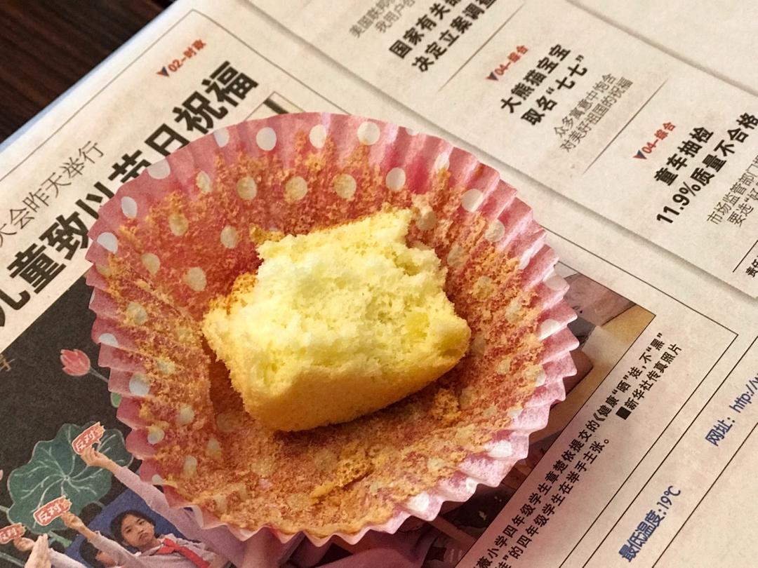不皱不裂圆润饱满原味戚风纸杯蛋糕