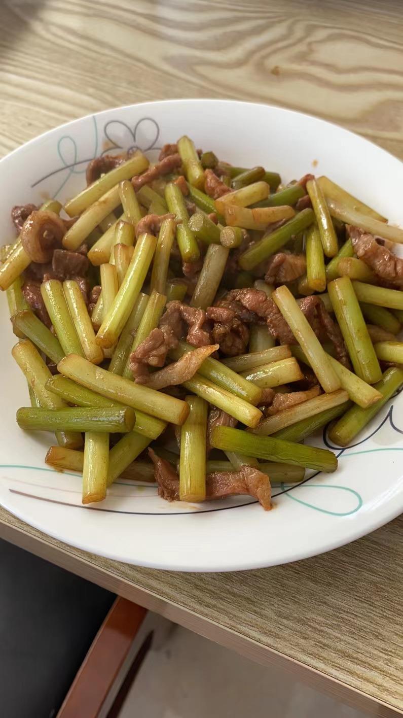 简单易做的下饭菜－蒜苔炒肉