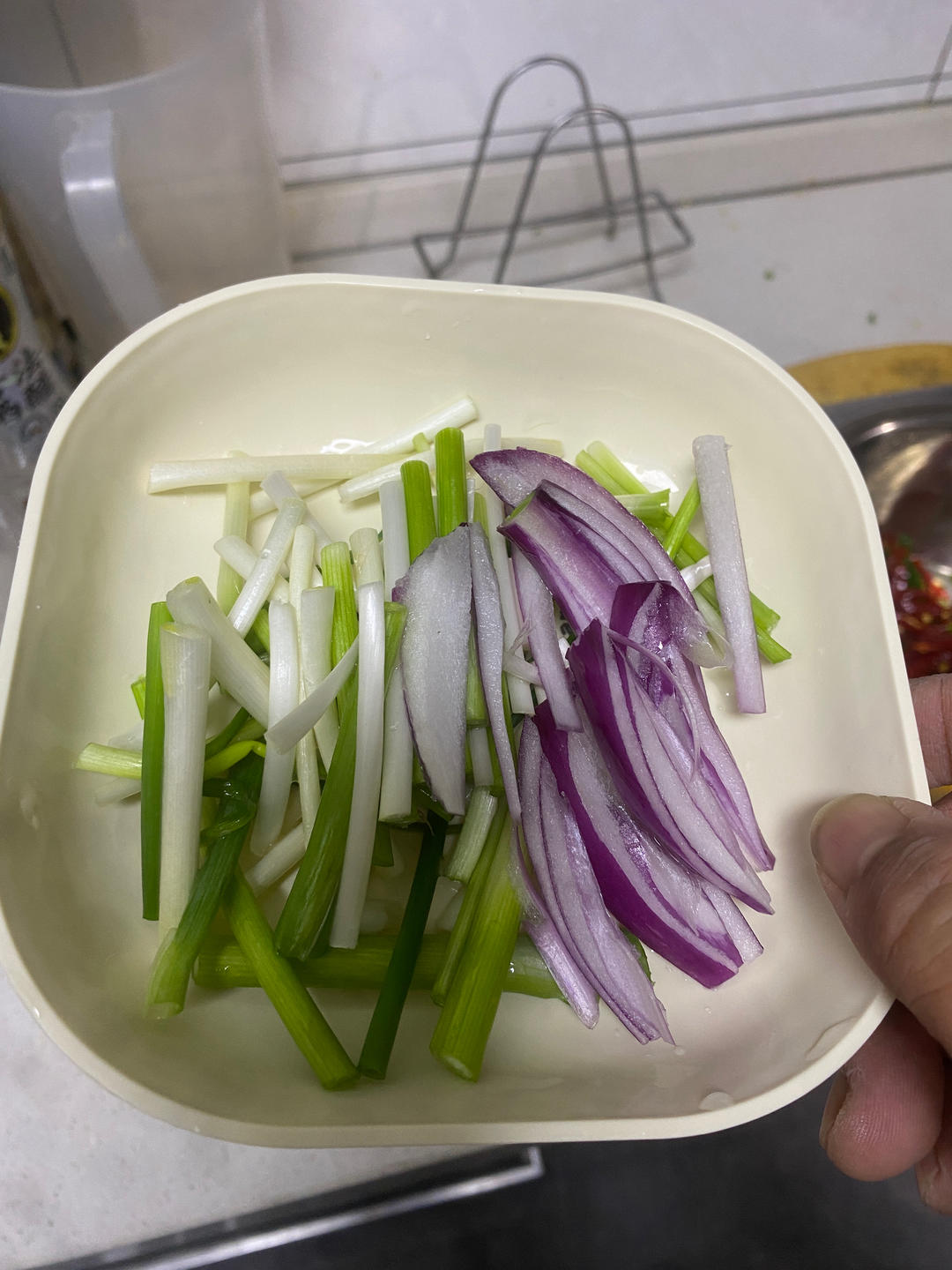 葱油青笋丝/葱油莴笋丝的做法 步骤3