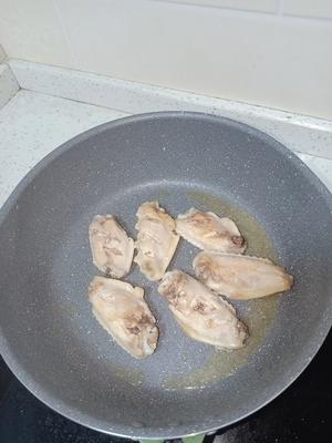 肉质软糯的香辣鸡翅鸡脚煲的做法 步骤3