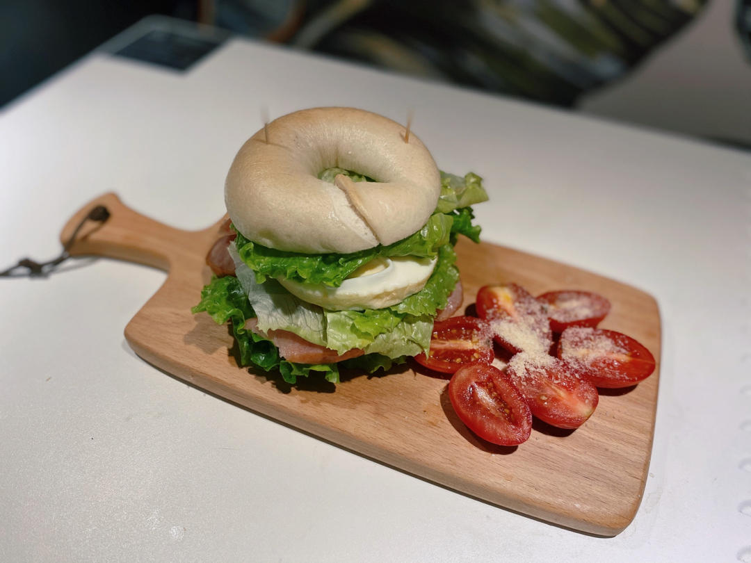 大吉大利红丝绒草莓奶酪贝果