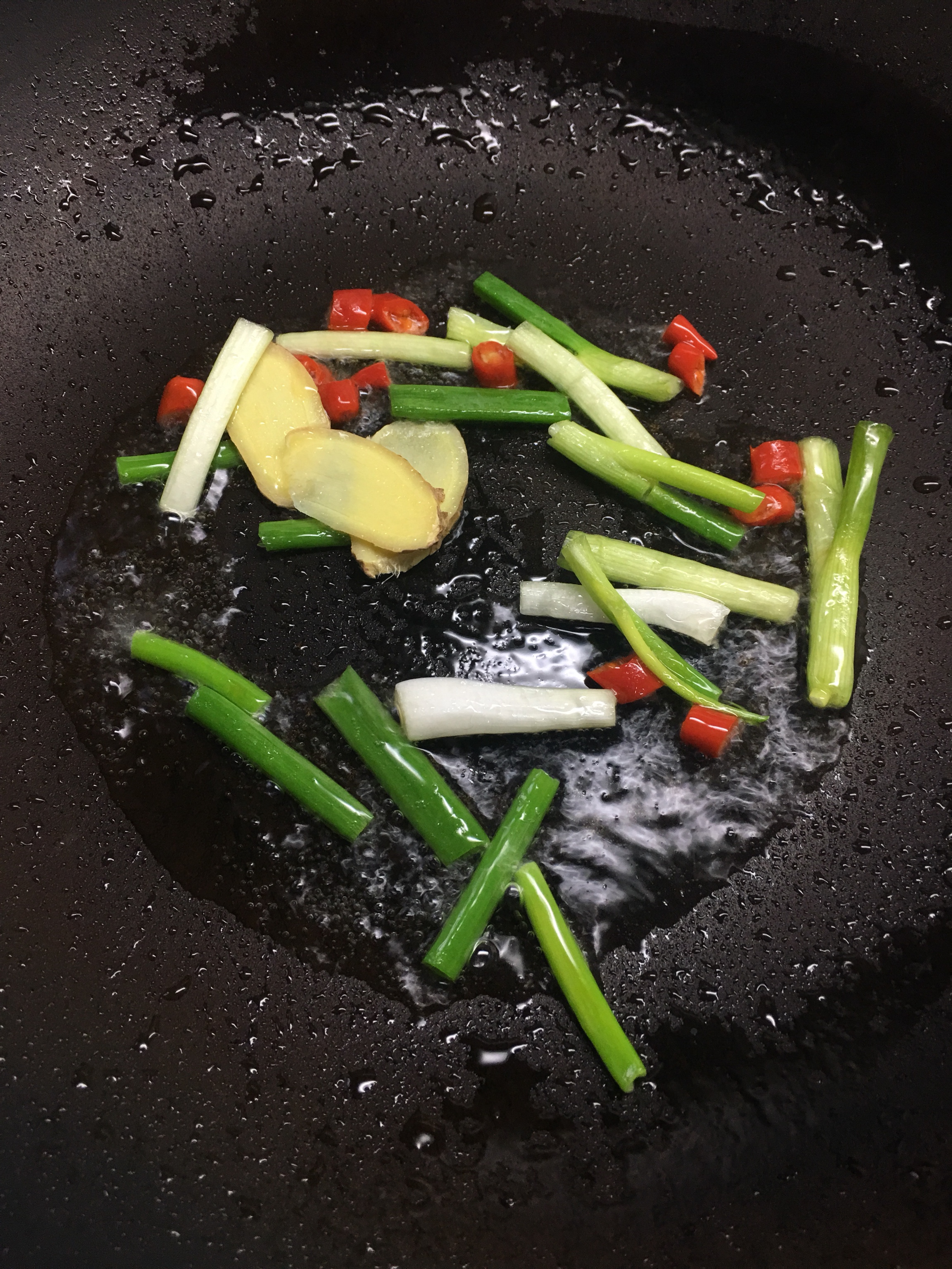 怎么搭配都好吃的鲜蔬辣炒花蛤的做法 步骤2