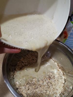 无糖无油香蕉燕麦纸杯蛋糕banana oatmeal cupcake的做法 步骤5