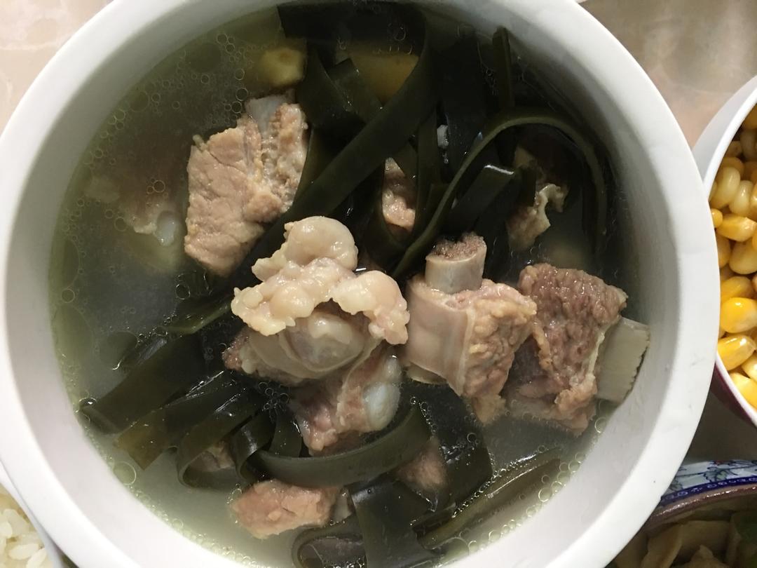 泡芙奶油v做的海带排骨肉汤每日一汤养生
