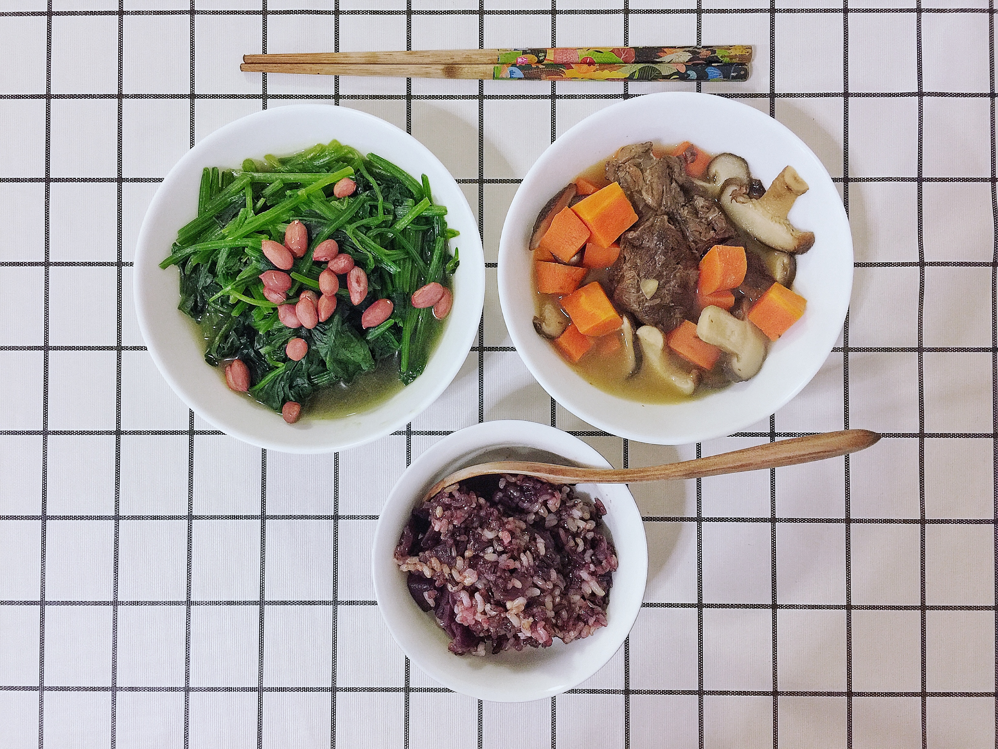 红薯紫米饭+鲜菇萝卜炖牛肉+果仁菠菜480k的做法