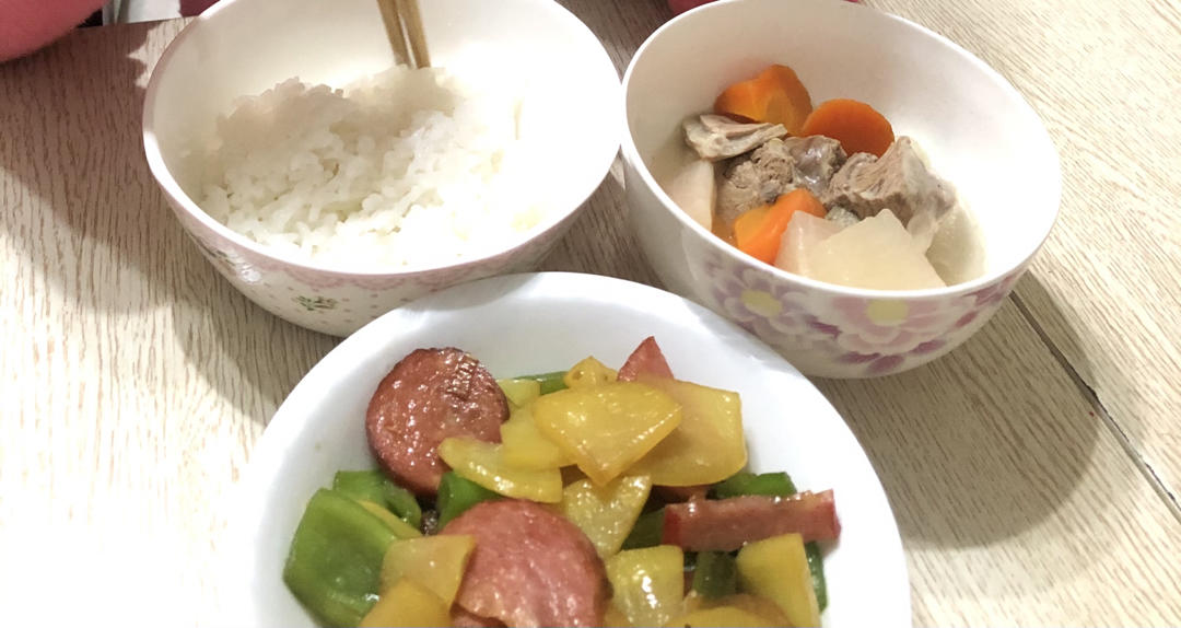 清炖羊排，老爸的拿手菜，汤鲜味浓，羊肉软烂，连萝卜都非常好吃
