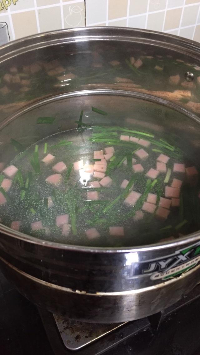 火腿韭菜汤的做法 步骤3