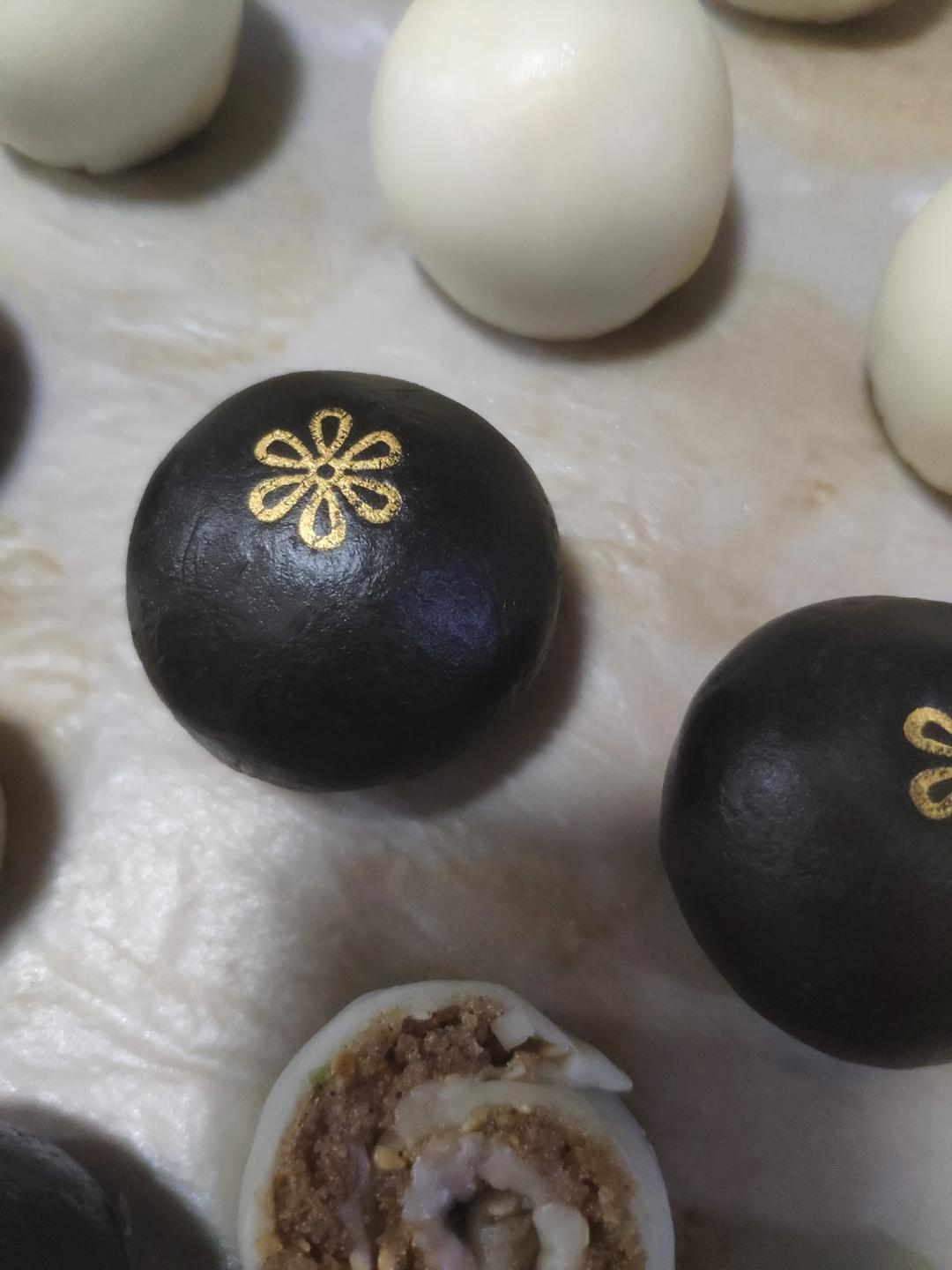 酥掉渣凤梨蛋黄黑金酥