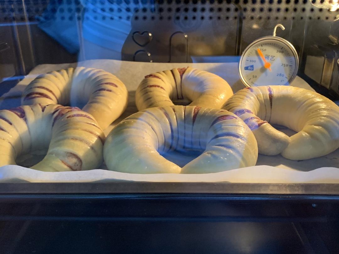 毛毛虫豆沙面包卷