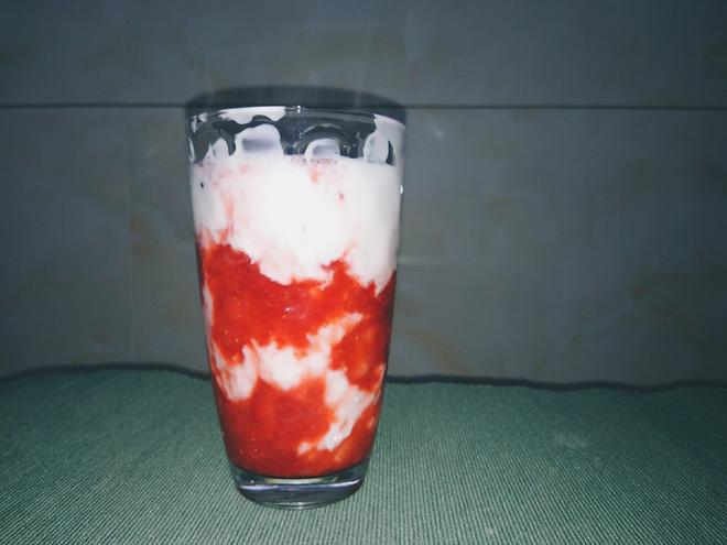 一分钟做草莓酸奶🍓的做法