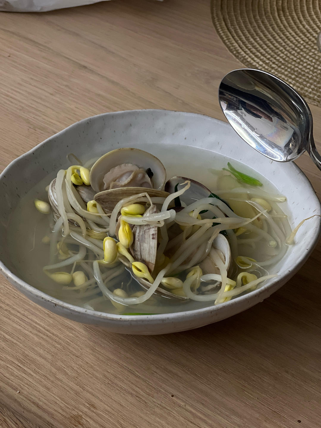 5分钟鲜活美贝豆芽鲜汤