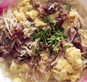 金针菇羊肉卷炖蛋片的做法 步骤3