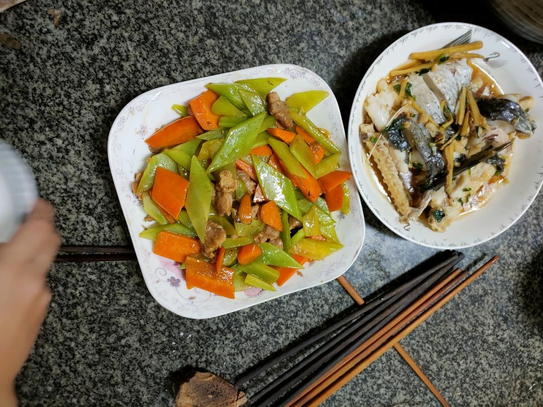 青笋炒肉片（肉片嫩青笋亮）