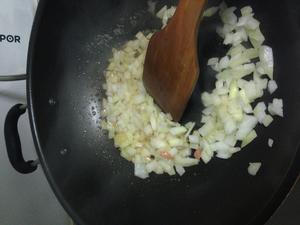 西班牙红肠烩蛋的做法 步骤2