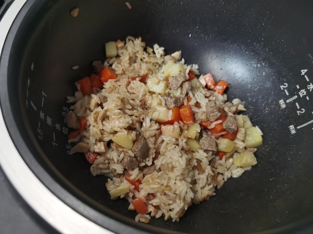 吃光光牛肉土豆焖饭
