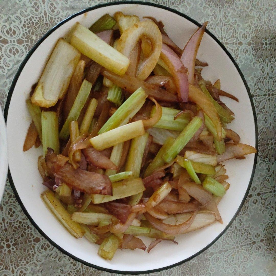 简单快手家常菜——洋葱芹菜炒肉