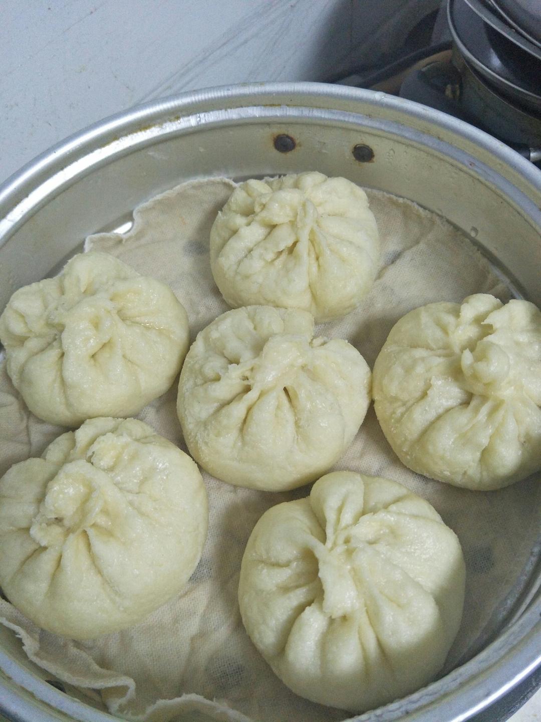 松软多汁的肉包子