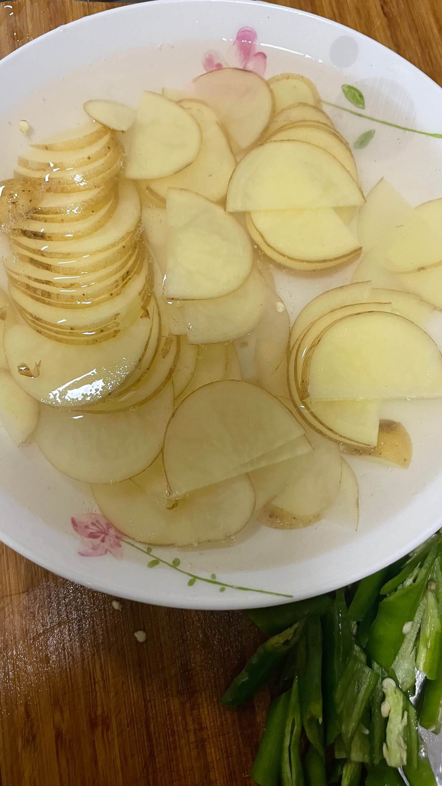 土豆做菜的第n种办法——小炒土豆片的做法 步骤3
