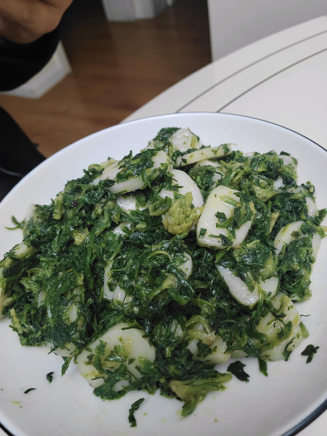 荠菜肉丝炒年糕