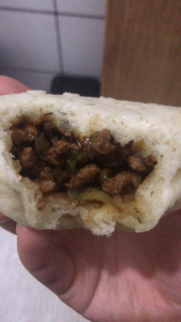 酱肉包升级版（加了点木耳和芹菜 好吃惨了）