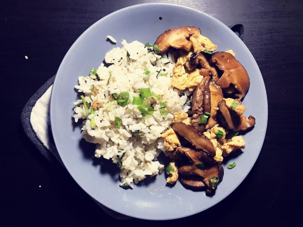 铝饭盒里的香菇炒鸡蛋