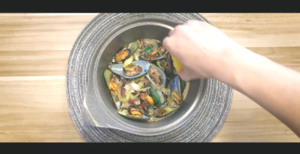 简单又小资的一道海鲜料理——野米青口的做法 步骤9