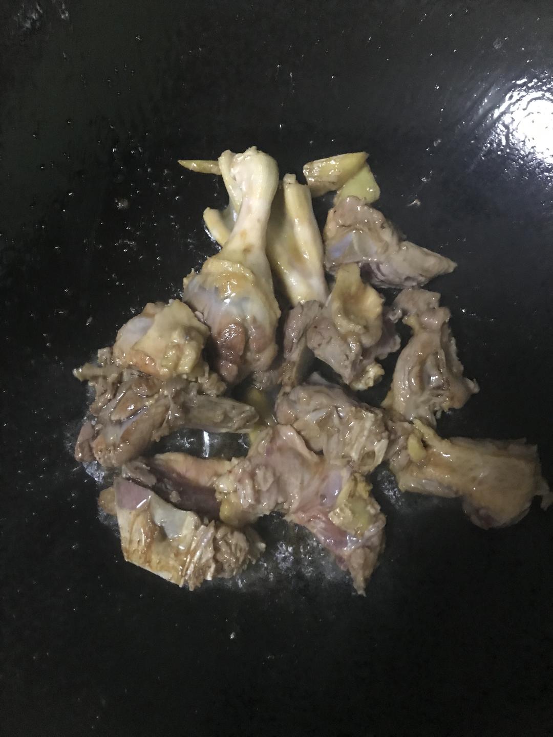 农家鸭肉炒土豆的做法 步骤3