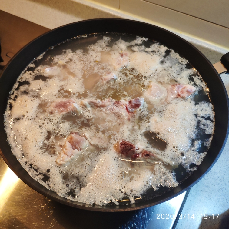 铁锅炖脊骨腔骨豆角土豆（不用炒）的做法 步骤2