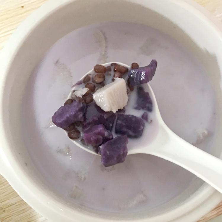 红枣红豆薏仁牛奶粥