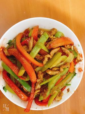 青红椒炒肉丝的做法 步骤1