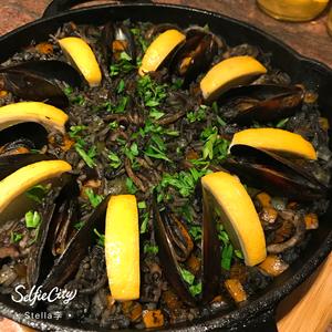 墨鱼汁海鲜饭！超好吃的黑暗料理！Stella's Paella Negra的做法 步骤18