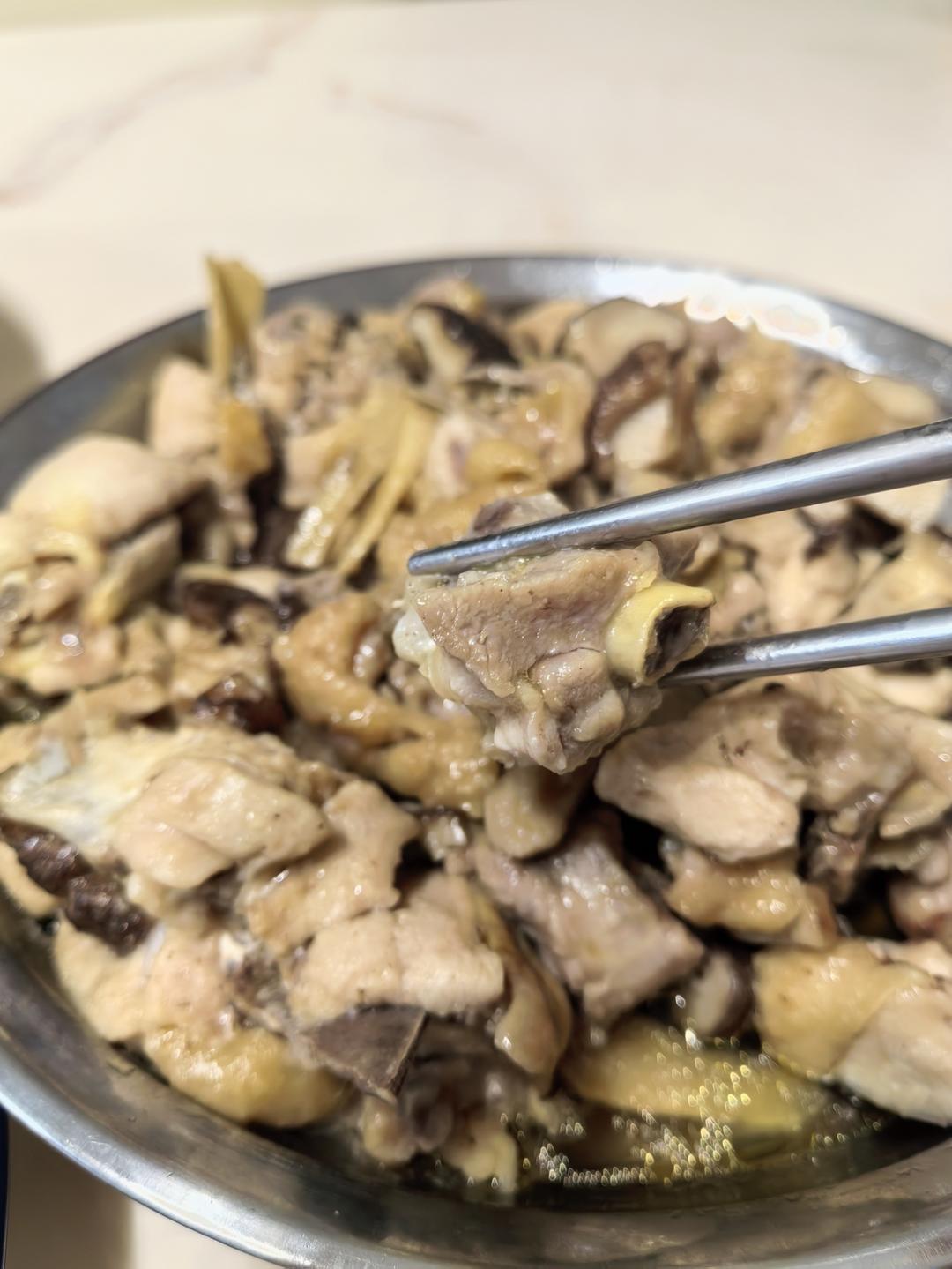 广式家常菜香菇蒸鸡，鲜嫩又方便百吃不厌