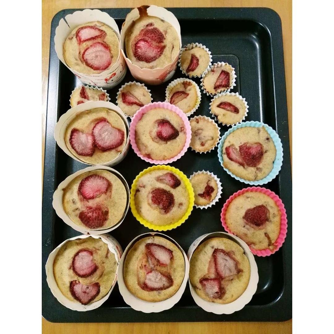 又快又美的草莓香蕉麦芬（杯子蛋糕）