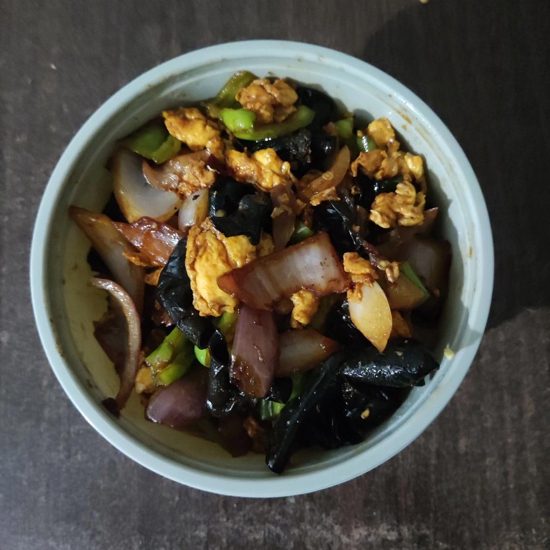 洋葱木耳青椒炒鸡蛋  简单又美味